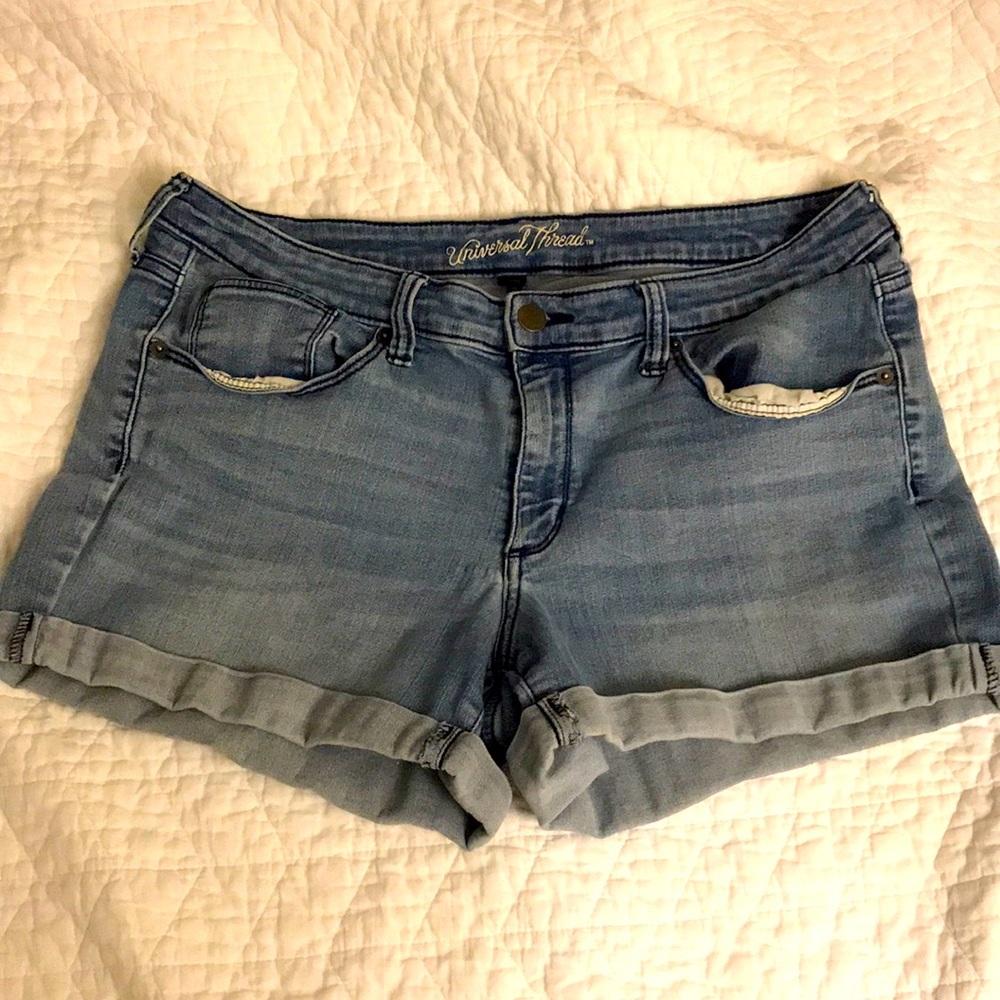 Stretchy denim shorts